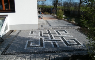 Gartengestaltung Terrasse und Mauer aus Naturstein